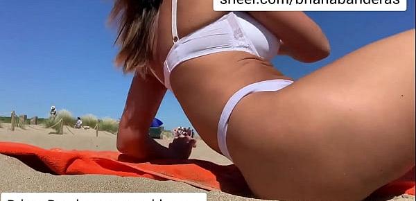  Briana Banderas cachonda se masturba en una playa publica